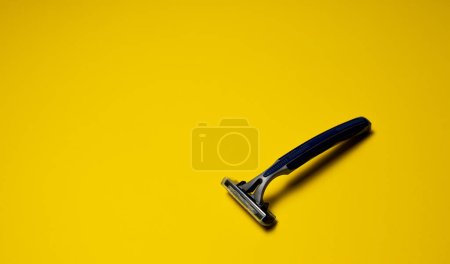 Foto de Navaja de afeitar sobre un fondo amarillo - Imagen libre de derechos