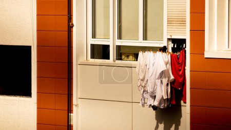 Foto de Ventana en un edificio con lavandería (camisas rojas y blancas) - Imagen libre de derechos