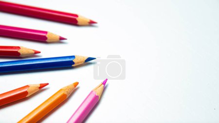 Téléchargez les photos : Crayons colorés sur fond blanc avec espace de copie pour le texte. - en image libre de droit
