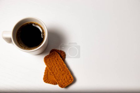 Foto de Taza de café y galletas sobre fondo blanco, vista superior - Imagen libre de derechos