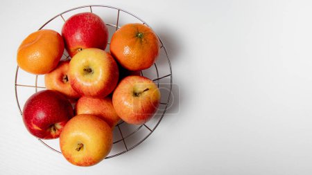 Téléchargez les photos : Fruits mûrs frais sur fond blanc - en image libre de droit