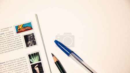 Téléchargez les photos : Plan rapproché d'un crayon et d'un stylo sur fond blanc - en image libre de droit