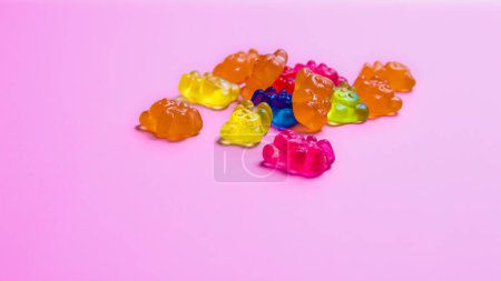 Foto de Coloridos caramelos de oso gomoso sobre fondo rosa. Vista superior. - Imagen libre de derechos