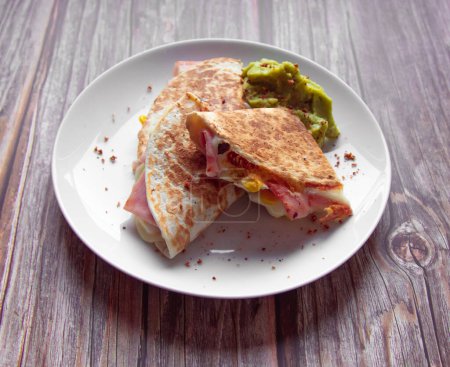 Foto de Primer plano de delicioso sándwich con pollo - Imagen libre de derechos