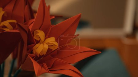 Foto de Tulipanes coloridos en mesa de madera - Imagen libre de derechos