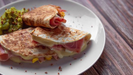 Téléchargez les photos : Sandwich au jambon et fromage, bacon, tomate et laitue sur assiette blanche. vue de dessus. horizontal - en image libre de droit