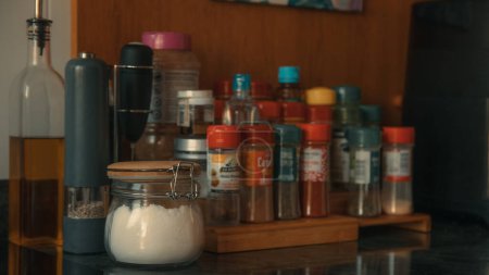 Foto de Botellas de diferentes tipos de productos cosméticos sobre la mesa - Imagen libre de derechos