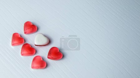 Foto de Fondo del día de San Valentín con corazones, corazón rojo y blanco sobre una mesa de madera azul - Imagen libre de derechos