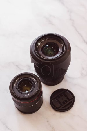 Foto de Dos lentes negras sobre una mesa de madera - Imagen libre de derechos
