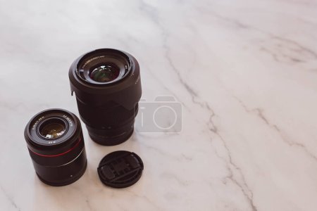 Foto de Dos cámaras y binoculares sobre la mesa - Imagen libre de derechos