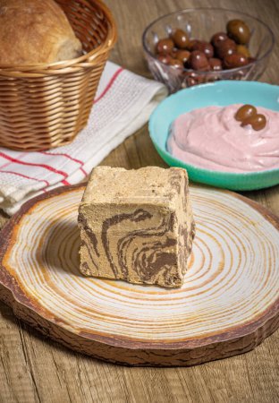 Foto de Chocolate halva griega con algunos alimentos en ayunas como taramosalata, pan y aceitunas - Imagen libre de derechos