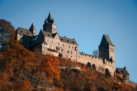 Téléchargez les photos : Château d'Altena Burg Altena en Sauerland Allemagne est un monument historique célèbre dans la vallée de Lenne et Mediaval Sight avec la première auberge de jeunesse du monde sur une journée d'automne colorée ensoleillée - en image libre de droit