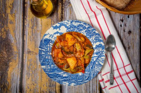 Téléchargez les photos : Tourlou grec traditionnel à base de légumes, pommes de terre, aubergines, poivrons, tomates - en image libre de droit