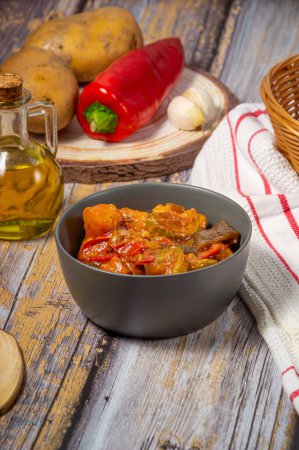 Téléchargez les photos : Tourlou grec traditionnel à base de légumes, pommes de terre, aubergines, poivrons, tomates - en image libre de droit