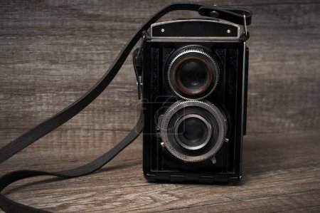 Téléchargez les photos : Caméra vintage sur fond en bois - en image libre de droit