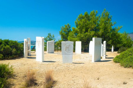 Téléchargez les photos : "Couronne de Limenaria "- œuvre d'art sur le dessus du village Limenaria, île de Thassos, Grèce, Europe - en image libre de droit