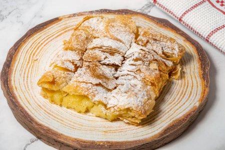 Téléchargez les photos : Pâtisserie grecque Bougatsa à la pâte phyllo et crème anglaise à la semoule. - en image libre de droit
