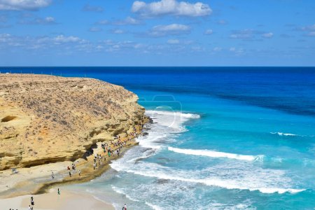 Téléchargez les photos : Agebah vue sur la plage avec de belles sept tons de falaises bleues et rocheuses en marsa matrouh egypte par beau temps - en image libre de droit