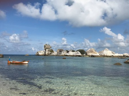 Foto de Latar laut indah dengan susunan batu - Imagen libre de derechos