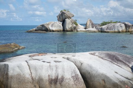 Foto de Susunan batu di laut biru - Imagen libre de derechos