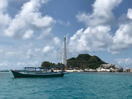 Photo for Mercusuar di Pulau dengan Kapal - Royalty Free Image