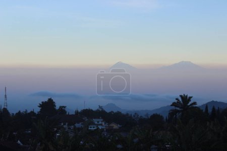Photo for Pemandangan gunung diatas awan - Royalty Free Image