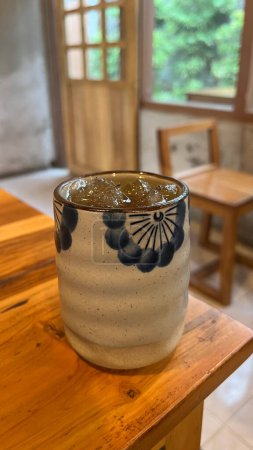 Téléchargez les photos : Thé japonais appelé ocha servi dans un beau verre - en image libre de droit