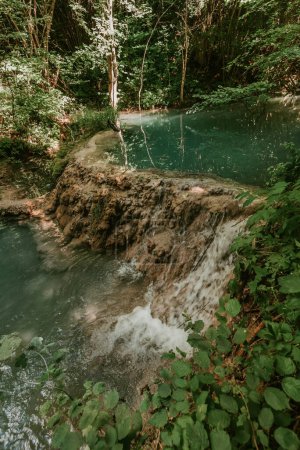 Téléchargez les photos : Lagune bleue de la cascade Bigar dans le parc national de la Vieille Montagne en Serbie. Cascades de rivière dans la forêt sur Stara planina réserve naturelle. Lagune cachée, point de repère naturel des Balkans. - en image libre de droit