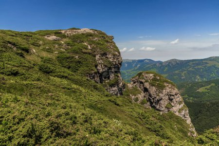 Téléchargez les photos : Paysage de montagne dans le parc national de la Vieille Montagne, réserve naturelle entre la Serbie et la Bulgarie. Stara Planina belle vue sur les montagnes et les rochers par une journée d'été ensoleillée - en image libre de droit