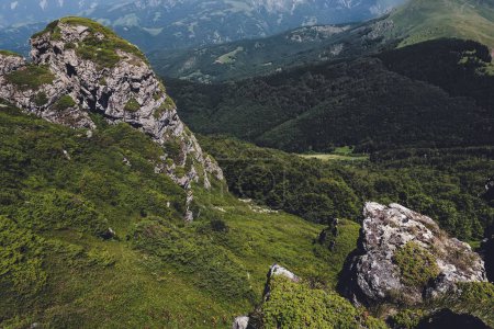 Téléchargez les photos : Babin Zub sommet de montagne dans le parc national de la Vieille Montagne, réserve naturelle entre la Serbie et la Bulgarie. Stara Planina beau paysage avec des montagnes et des rochers par une journée d'été ensoleillée. - en image libre de droit