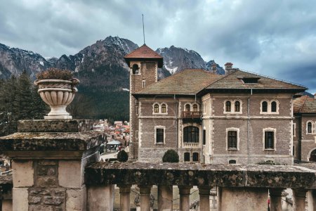 Téléchargez les photos : Cantacuzino castle in Busteni town in Bucegi Mountains. Cantacuzino palace from staircase with columns and stone vases, view in winter. Neo Romanian style monument and popular touristic attraction. - en image libre de droit