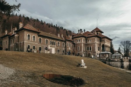 Foto de Cantacuzino castle located in Busteni mountain town, Romania. Cantacuzino palace with inner courtyard on edge of forest in Prahova Valley. Neo Romanian style monument and popular touristic attraction. - Imagen libre de derechos