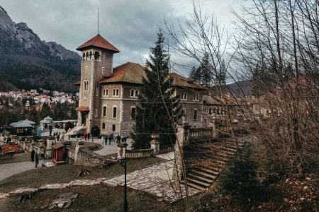 Téléchargez les photos : Cantacuzino castle located in Busteni town in Bucegi Mountains. Cantacuzino palace with courtyard in Prahova Valley, view in winter. Neo Romanian style monument and popular touristic attraction. - en image libre de droit