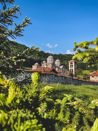 Foto de Valjevo, Serbia - 21 de mayo de 2023. Monasterio de Celije en zona montañosa rodeada de bosque. El monasterio ortodoxo serbio es un lugar religioso popular y lugar de culto. Balcanes Destino de viaje de peregrinación. - Imagen libre de derechos