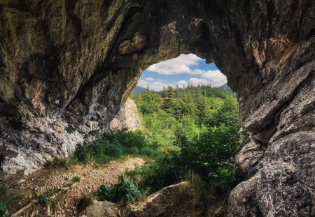 Téléchargez les photos : Grotte de Jelovacka dans le massif montagneux du parc national de Durmitor, Monténégro. Attraction naturelle à proximité du pic Bobotov Kuk et Black Lake. Vue de Jelovacka pecina, caverne près de la ville de montagne de Zabljak. - en image libre de droit