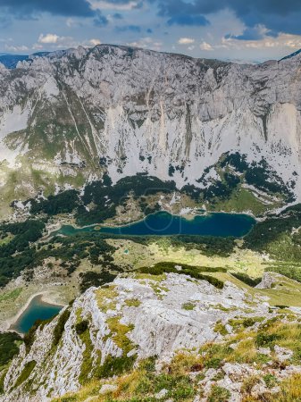 Foto de Paisaje con lagos glaciares de montaña del Parque Nacional Durmitor, Alpes Dináricos, Montenegro. Alta montaña y vista de los lagos Skrcko desde la cumbre de Prutas, sendero popular para vacaciones activas en los Balcanes. - Imagen libre de derechos
