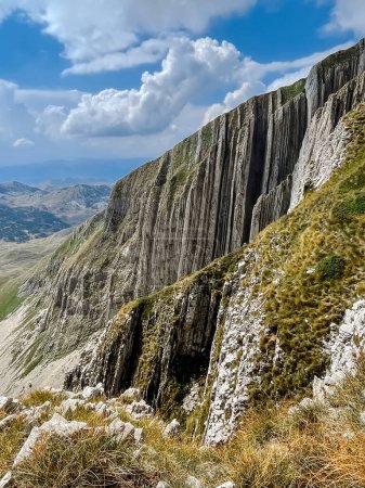 Foto de Paisaje montañoso cumbre de Prutas en el Parque Nacional Durmitor, Alpes Dináricos, Montenegro. Pintoresca vista de la montaña con rayas rocosas bajo el cielo dramático en el día soleado, popular destino de senderismo. - Imagen libre de derechos