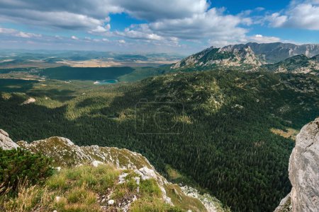 Foto de Vista del lago Negro glacial y el lago Snake rodeado de montañas y bosques de coníferas en el parque nacional de Durmitor, Montenegro. Famosos monumentos naturales cerca de Zabljak, vista desde el pico Crvena Greda. - Imagen libre de derechos