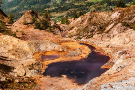 Téléchargez les photos : Mine abandonnée avec lac rouge dans l'ouest de la Serbie, problèmes écologiques et concept de pollution des sols. Pollution minière des Balkans. - en image libre de droit
