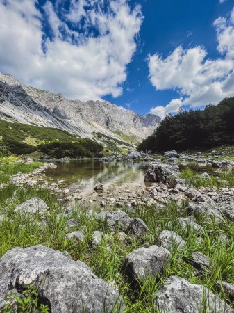 Foto de Lago Skrcko rodeado de altas montañas y árboles. Paisaje de las tierras altas en Durmitor, Montenegro. Vista del lago glacial montañoso, atracción natural y destino de senderismo de los Alpes Dináricos. - Imagen libre de derechos