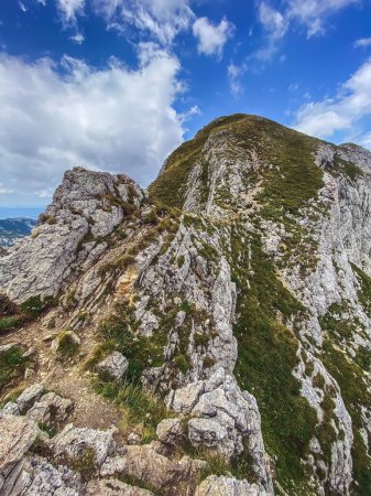 Foto de Paisaje montañoso de verano del Parque Nacional Durmitor, Alpes Dináricos, Montenegro. Altas montañas y rocas bajo el cielo azul nublado en el día soleado. - Imagen libre de derechos