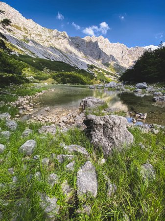 Foto de Lago Skrcko rodeado de altas montañas y bosques. Paisaje montañoso en Durmitor, Montenegro. Vista del lago glacial en las tierras altas, atracción natural y destino de senderismo de los Alpes Dináricos. - Imagen libre de derechos