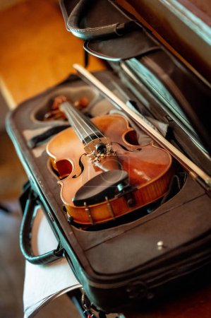 Téléchargez les photos : Wooden violin in case with bow - en image libre de droit