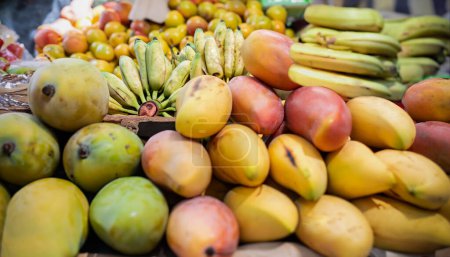 Foto de Muchas frutas mezcladas como mango, plátano y más. imagen de enfoque selectivo. - Imagen libre de derechos