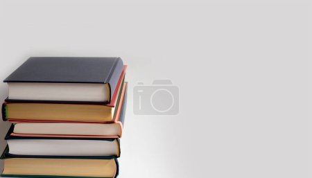 Eine Reihe von Büchern auf weichem weißem Hintergrund kopiert das Leerzeichen. Generative KI