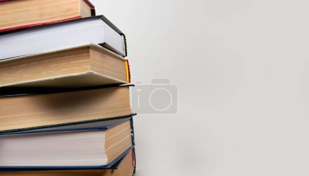 Set Bücher auf weichem weißem Hintergrund Kopierraum Bild