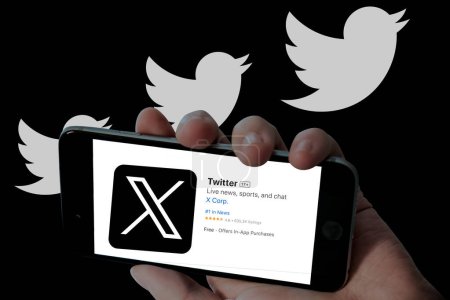 Foto de Aplicación de Twitter X en la pantalla móvil y el logotipo del pájaro de Twitter en fondo negro. - Imagen libre de derechos