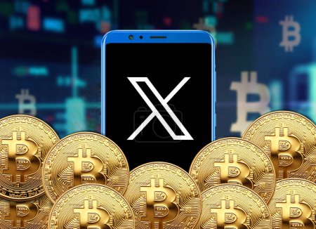 Foto de Logotipo de Twitter X en el móvil con bitcoin e ilustración de la tasa de stock en el diseño de fondo. - Imagen libre de derechos