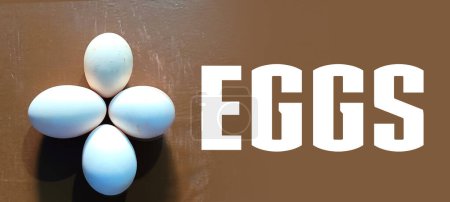 Foto de Cuatro huevos de forma decorativa con tipografía de Huevos. imagen del paisaje. - Imagen libre de derechos