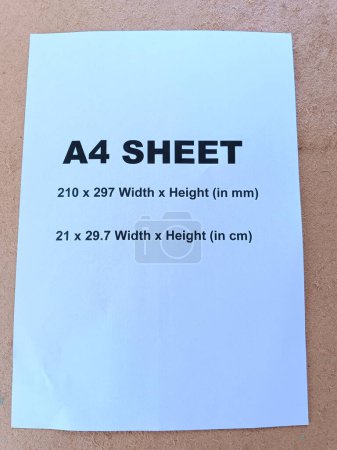 Ein DIN-A4-Blatt Text mit Größe auf Blatt gedruckt. isoliert auf dem Schreibtisch Hintergrund. 